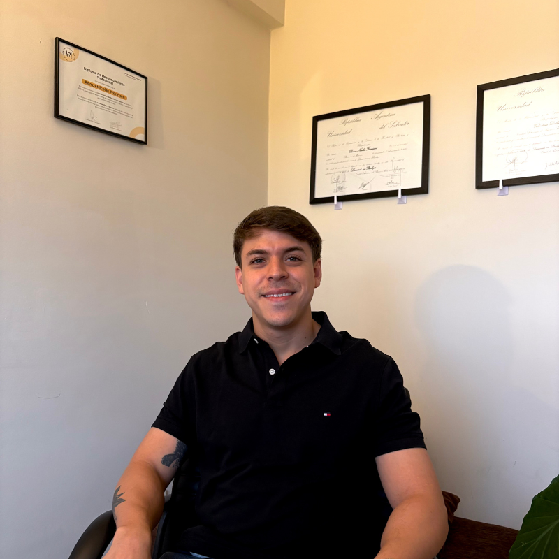 Lic. Renzo Fronciani en su consultorio